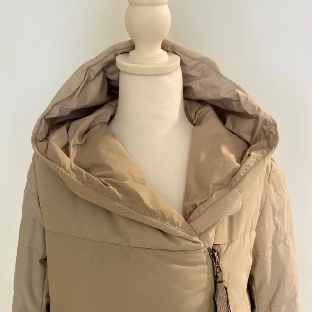 Lululemon Down Fall Coat – Women’s – Neutral Color – Lightweight & Warm - XS - Picture 3 of 11